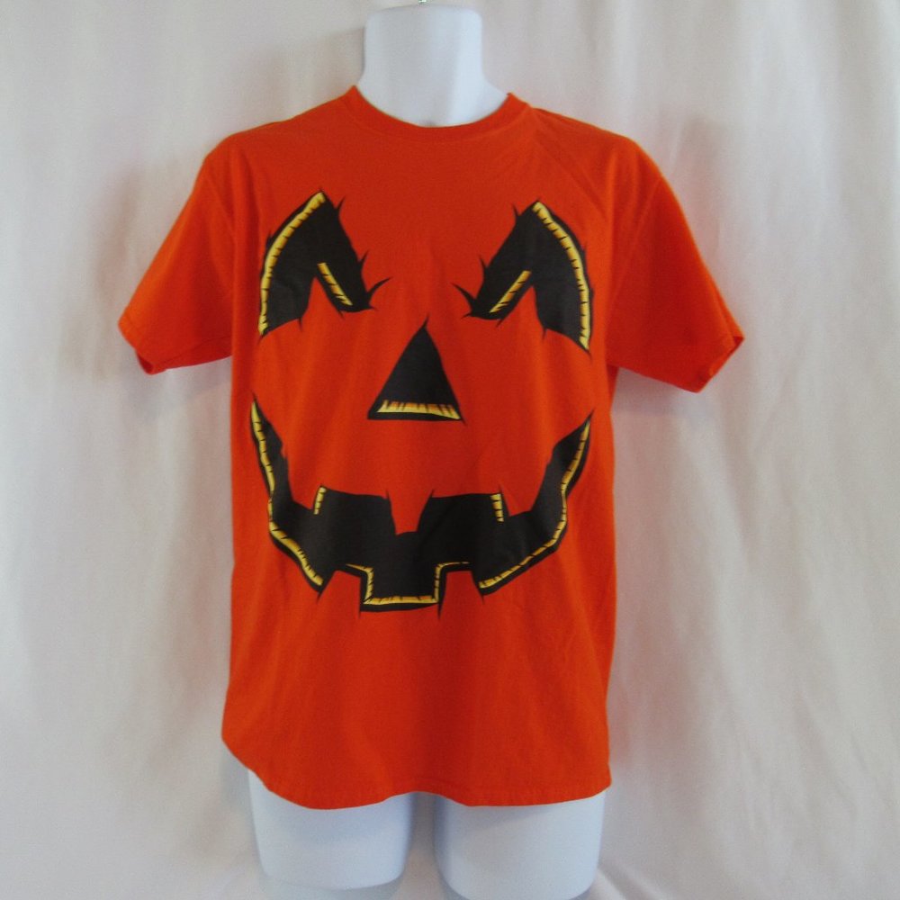 Halloween themed short sleeved t-shirt size Medium